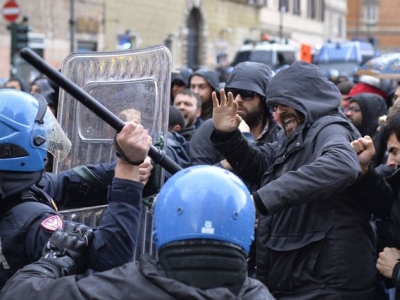 Массовые беспорядки против нового карантина