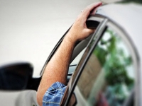 За стоянку авто с включенным двигателем и высунутые локти - штраф