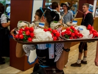 Чернокожая официантка в итальянском национальном костюме шокировала туриста